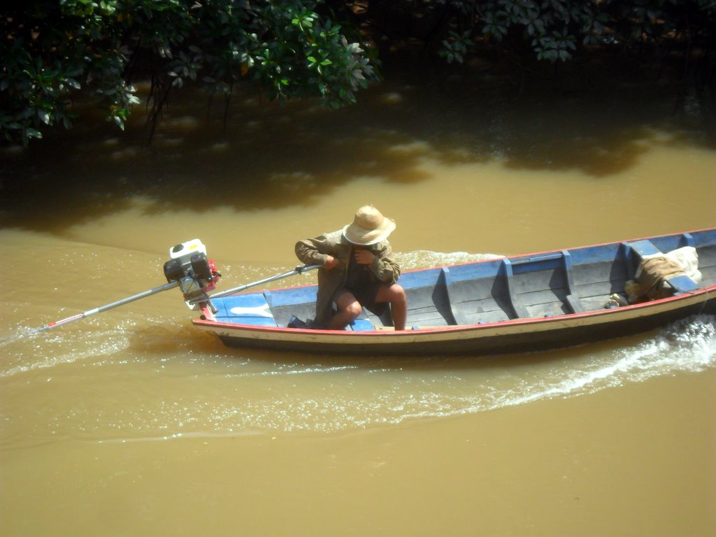 pescatore di granchi nel Delta do Parnaiba