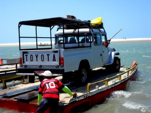 traghettamento di jeep durante il tour la rotta delle emozioni in Brasile